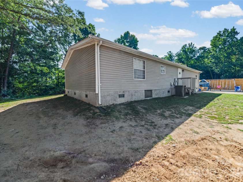102 Sycamore Drive, Hickory, NC 28601.  MLS# CAR4395897, YatesRealty ID 32480. 