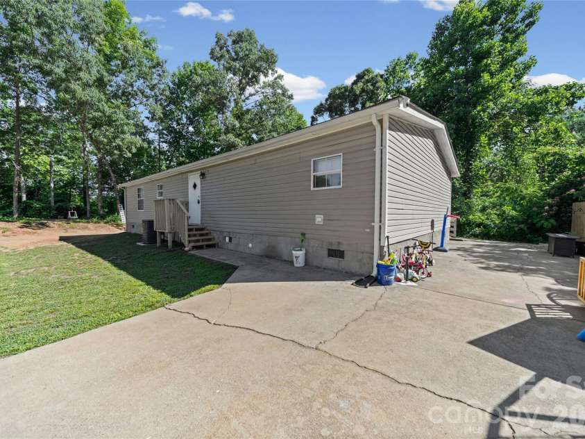 102 Sycamore Drive, Hickory, NC 28601.  MLS# CAR4395897, YatesRealty ID 32480. 