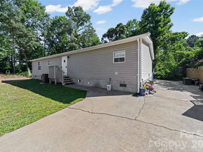 102 Sycamore Drive, Hickory, NC 28601.  MLS# CAR4395897, YatesRealty ID 32480. 