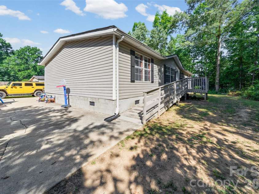102 Sycamore Drive, Hickory, NC 28601.  MLS# CAR4395897, YatesRealty ID 32480. 