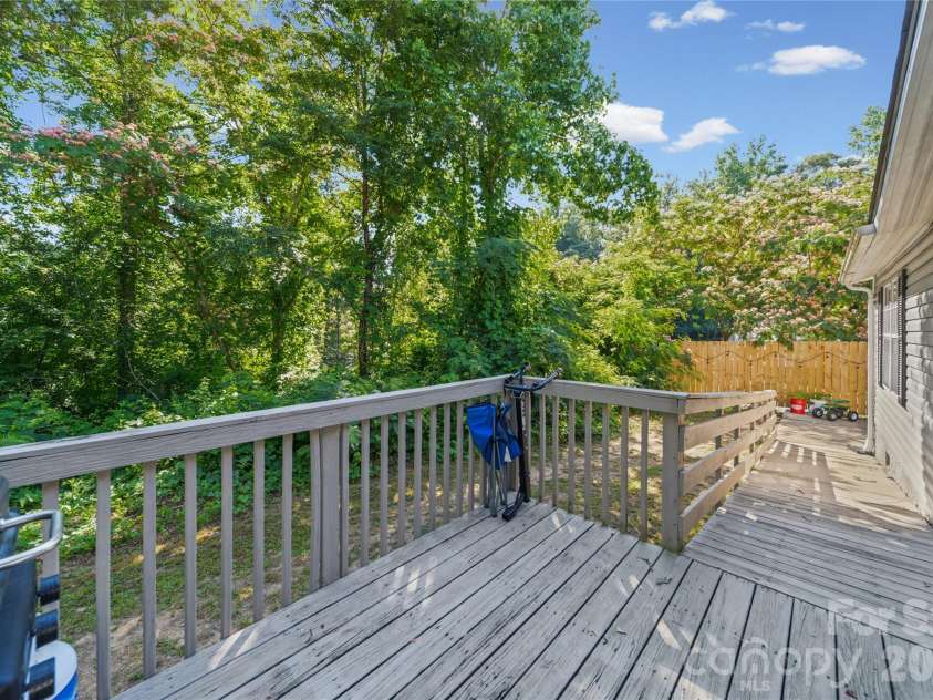 102 Sycamore Drive, Hickory, NC 28601.  MLS# CAR4395897, YatesRealty ID 32480. 