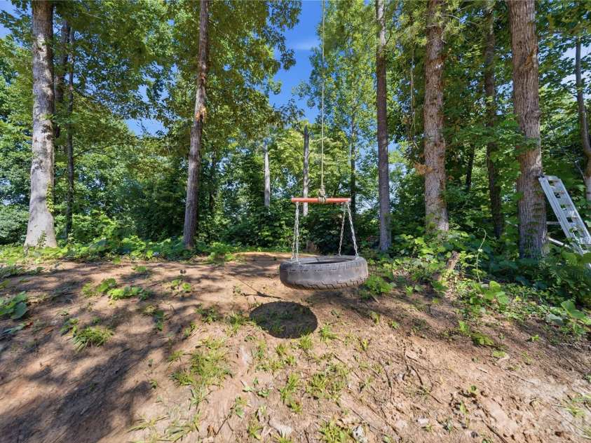 102 Sycamore Drive, Hickory, NC 28601.  MLS# CAR4395897, YatesRealty ID 32480. 