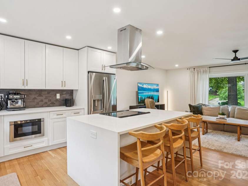 6038 Old Providence Road, Charlotte, NC 28226.  MLS# CAR4289995, YatesRealty ID 32481. 