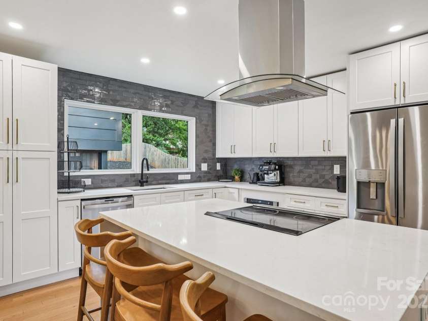 6038 Old Providence Road, Charlotte, NC 28226.  MLS# CAR4289995, YatesRealty ID 32481. 