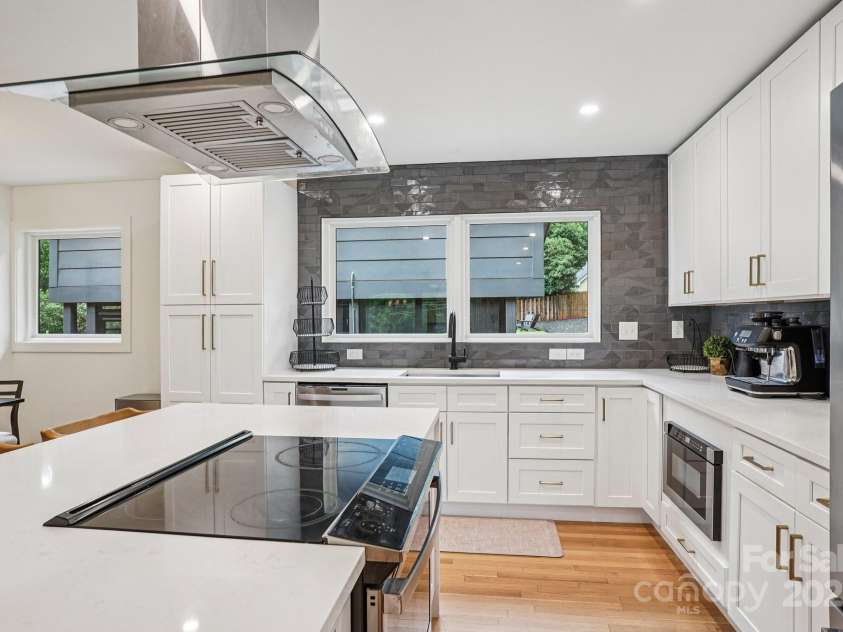 6038 Old Providence Road, Charlotte, NC 28226.  MLS# CAR4289995, YatesRealty ID 32481. 