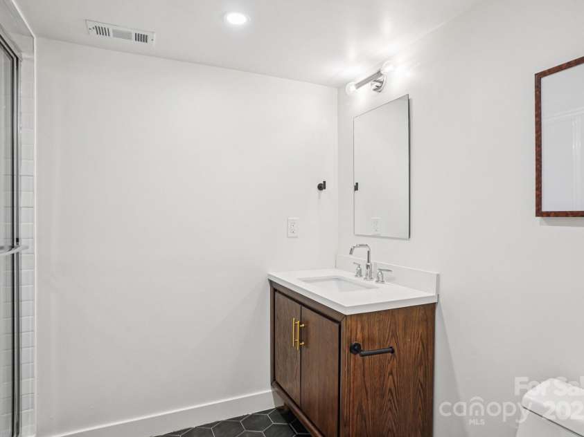 6038 Old Providence Road, Charlotte, NC 28226.  MLS# CAR4289995, YatesRealty ID 32481. 