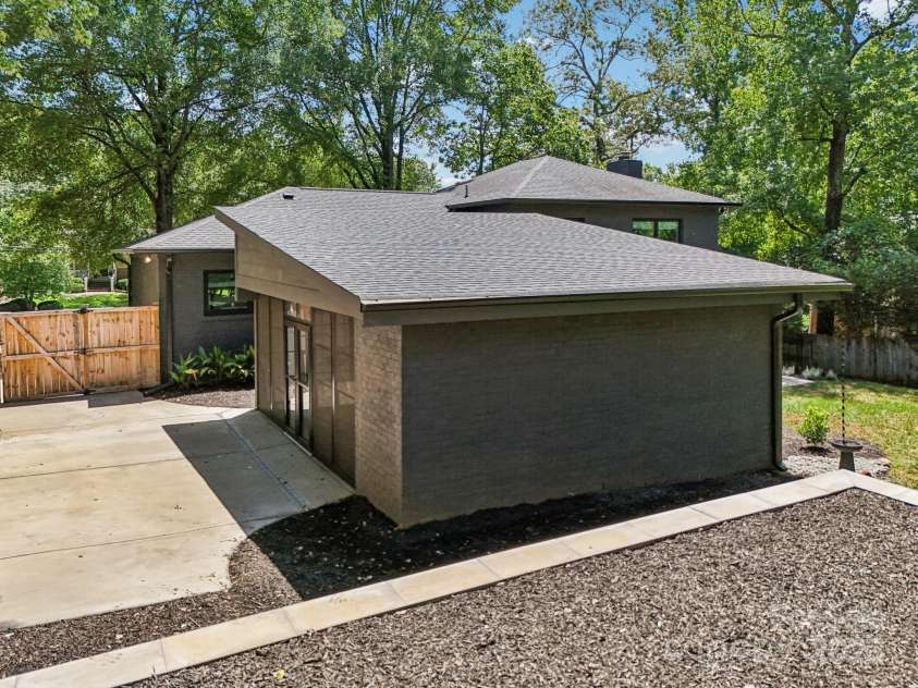 6038 Old Providence Road, Charlotte, NC 28226.  MLS# CAR4289995, YatesRealty ID 32481. 