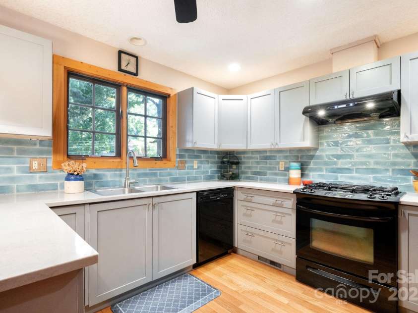 1 Buckingham Court, Asheville, NC 28803.  MLS# CAR4283545, YatesRealty ID 32483. Plenty of cabinet and counter space