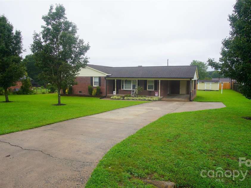 112 White Plains Drive, Kings Mountain, NC 28086.  MLS# CAR4289421, YatesRealty ID 32488. 