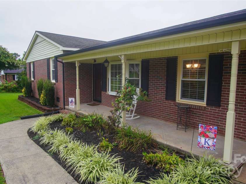 112 White Plains Drive, Kings Mountain, NC 28086.  MLS# CAR4289421, YatesRealty ID 32488. 