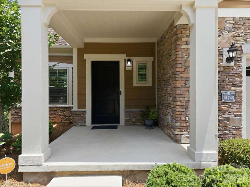 18745 Daymark Drive, Cornelius, NC 28031.  MLS# CAR4396017, YatesRealty ID 32489. 
