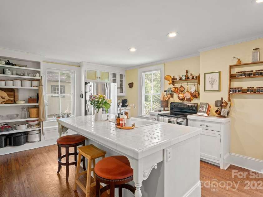 506 MAIN Street, Lenoir, NC 28645.  MLS# CAR4293002, YatesRealty ID 32489. 