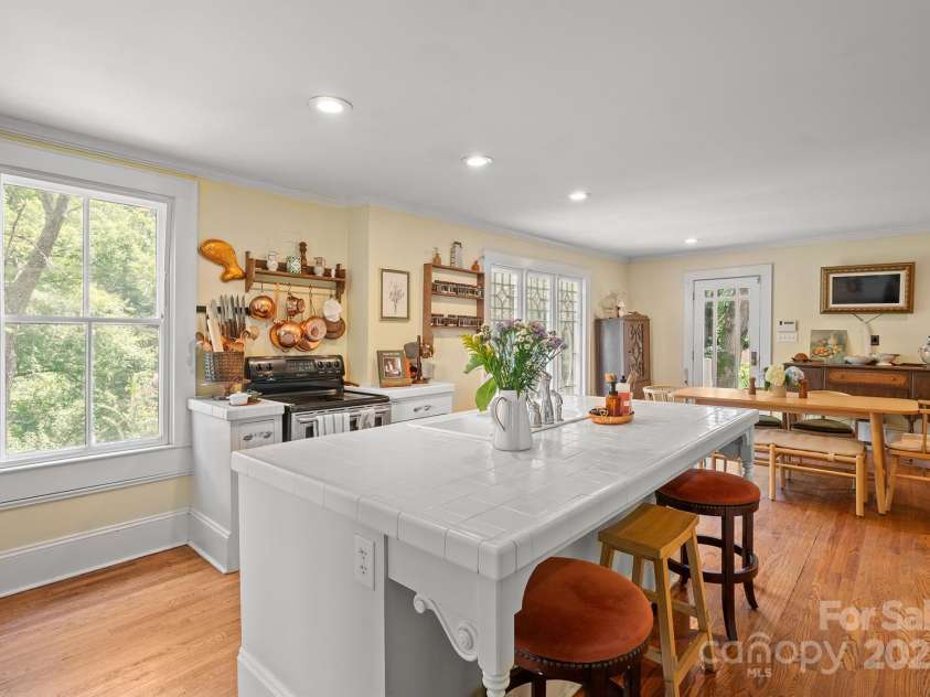 506 MAIN Street, Lenoir, NC 28645.  MLS# CAR4293002, YatesRealty ID 32489. 