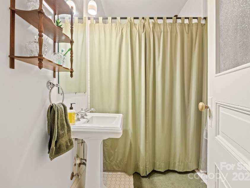 506 MAIN Street, Lenoir, NC 28645.  MLS# CAR4293002, YatesRealty ID 32489. 