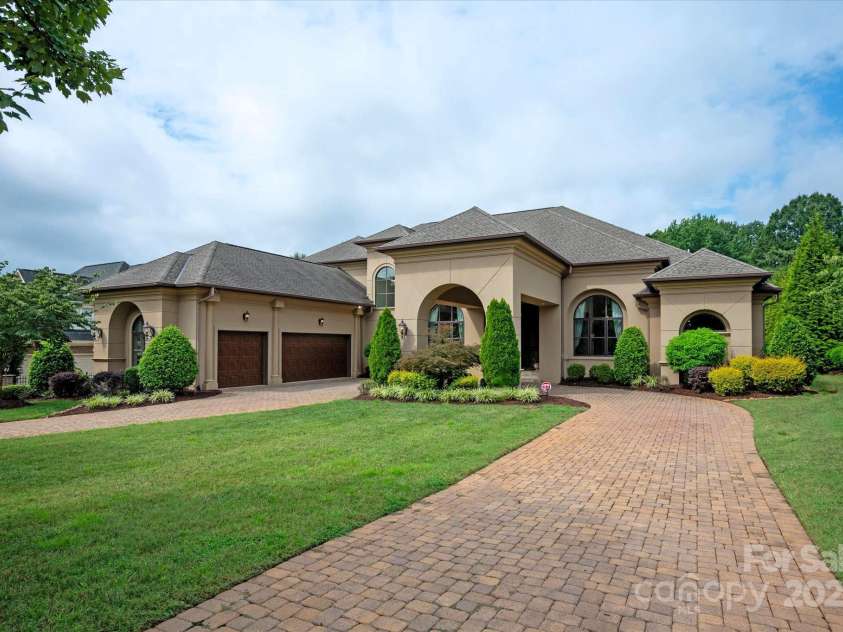 4042 Blossom Hill Drive, Matthews, NC 28104.  MLS# CAR4288024, YatesRealty ID 32490. 