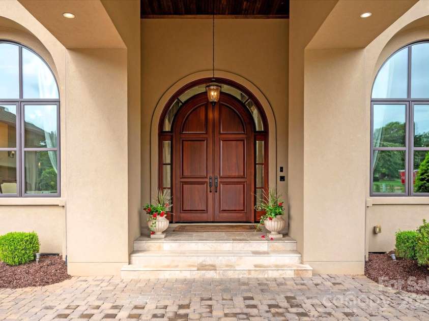 4042 Blossom Hill Drive, Matthews, NC 28104.  MLS# CAR4288024, YatesRealty ID 32490. 