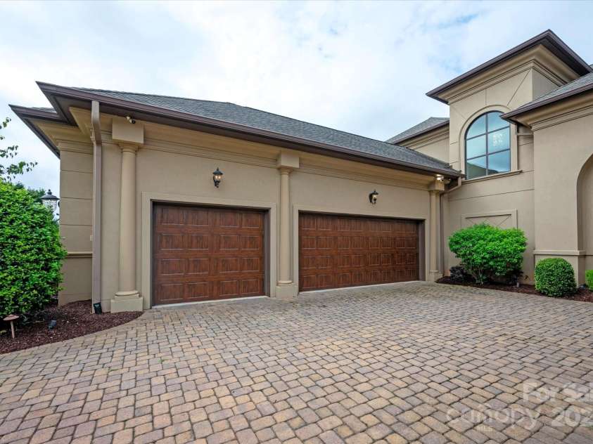 4042 Blossom Hill Drive, Matthews, NC 28104.  MLS# CAR4288024, YatesRealty ID 32490. 