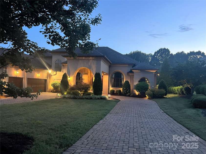 4042 Blossom Hill Drive, Matthews, NC 28104.  MLS# CAR4288024, YatesRealty ID 32490. 