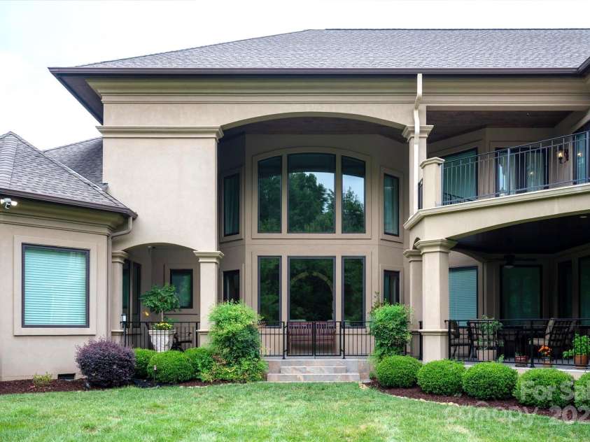 4042 Blossom Hill Drive, Matthews, NC 28104.  MLS# CAR4288024, YatesRealty ID 32490. 