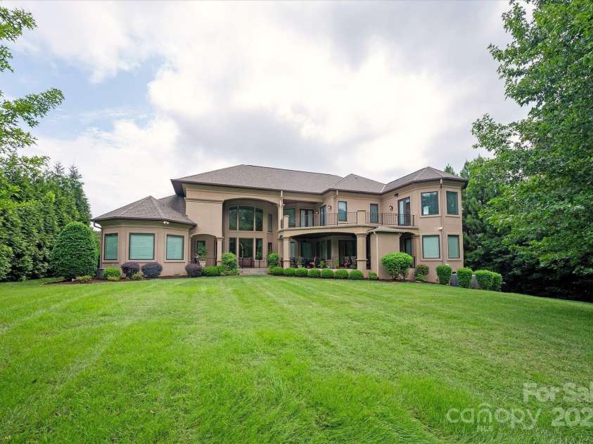 4042 Blossom Hill Drive, Matthews, NC 28104.  MLS# CAR4288024, YatesRealty ID 32490. 