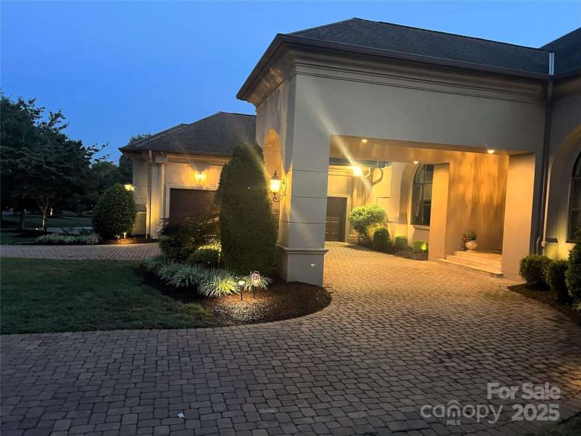 4042 Blossom Hill Drive, Matthews, NC 28104.  MLS# CAR4288024, YatesRealty ID 32490. 