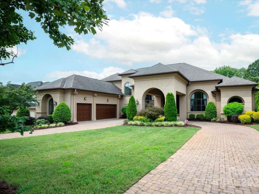 4042 Blossom Hill Drive, Matthews, NC 28104.  MLS# CAR4288024, YatesRealty ID 32490. Circular paver driveway