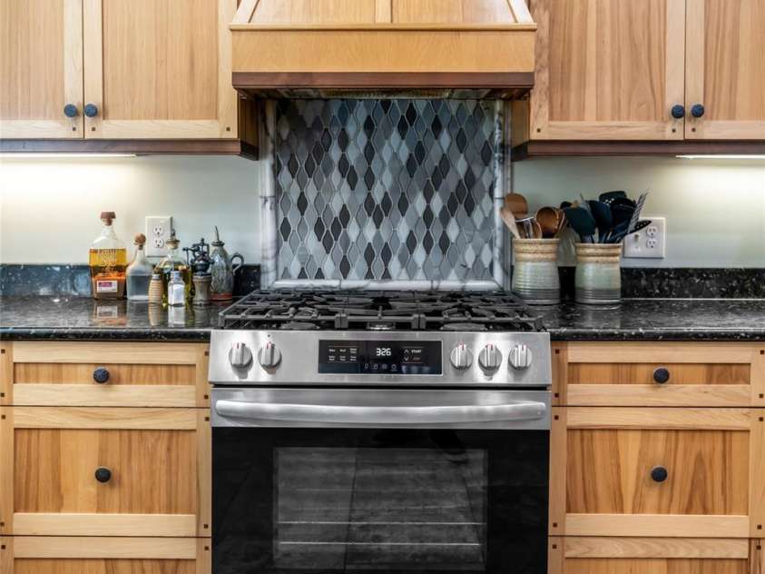10 Lark Hill Drive, Arden, NC 28704.  MLS# CAR4395452, YatesRealty ID 32492. 