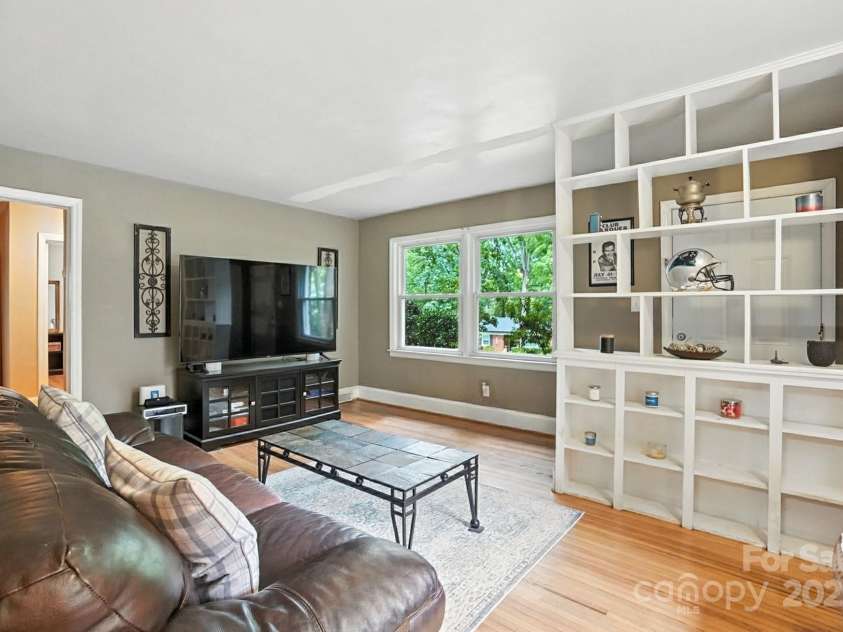 4044 Sheffield Drive, Charlotte, NC 28205.  MLS# CAR4291227, YatesRealty ID 32492. 