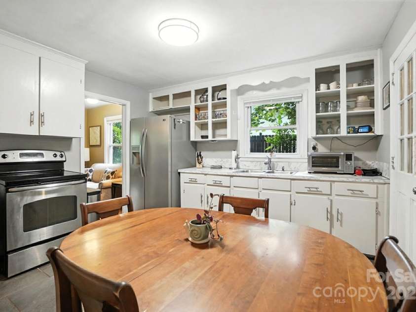 4044 Sheffield Drive, Charlotte, NC 28205.  MLS# CAR4291227, YatesRealty ID 32492. 