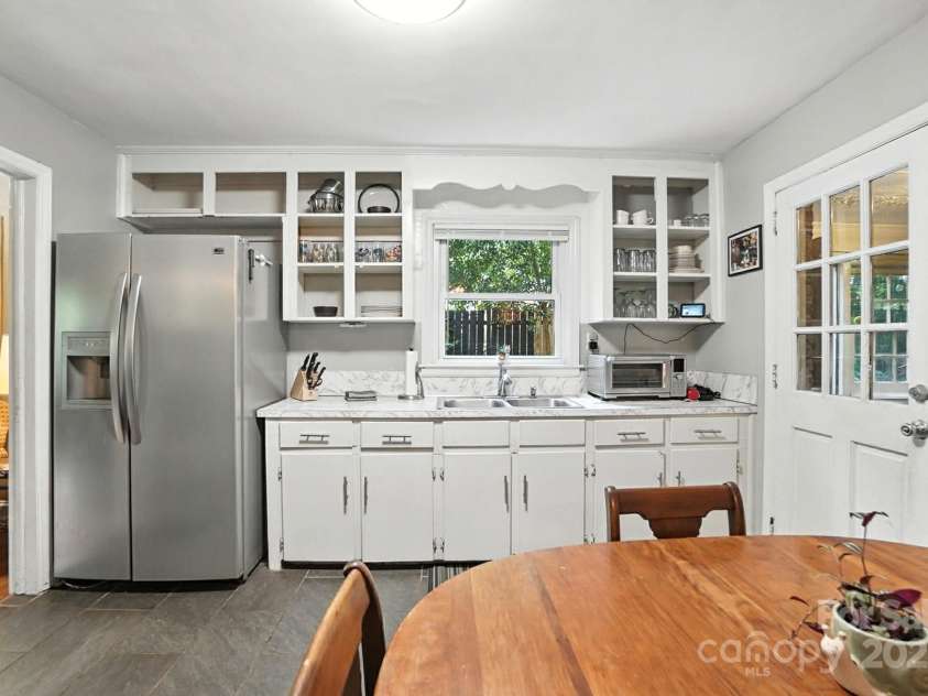 4044 Sheffield Drive, Charlotte, NC 28205.  MLS# CAR4291227, YatesRealty ID 32492. 