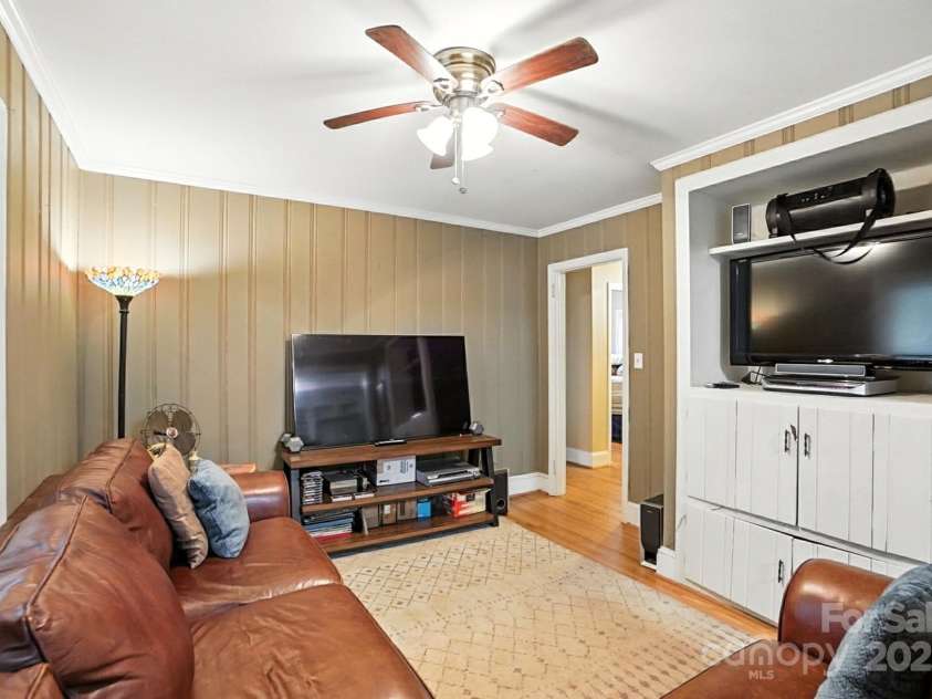 4044 Sheffield Drive, Charlotte, NC 28205.  MLS# CAR4291227, YatesRealty ID 32492. 