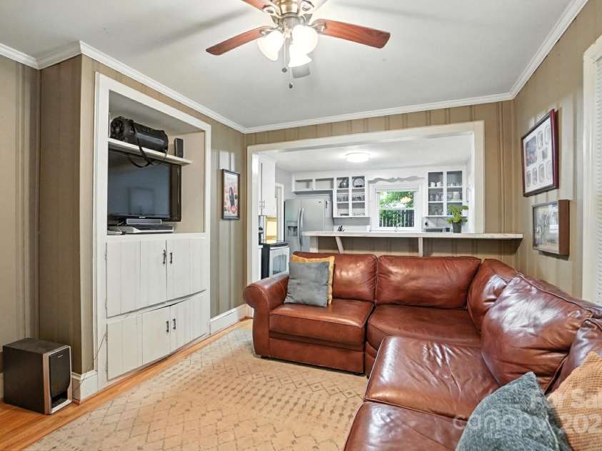 4044 Sheffield Drive, Charlotte, NC 28205.  MLS# CAR4291227, YatesRealty ID 32492. 