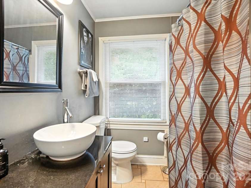 4044 Sheffield Drive, Charlotte, NC 28205.  MLS# CAR4291227, YatesRealty ID 32492. 