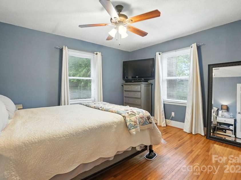 4044 Sheffield Drive, Charlotte, NC 28205.  MLS# CAR4291227, YatesRealty ID 32492. 