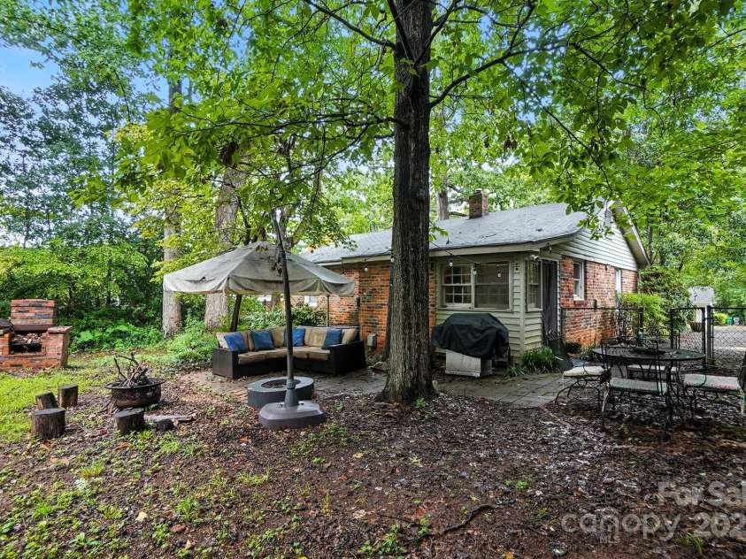 4044 Sheffield Drive, Charlotte, NC 28205.  MLS# CAR4291227, YatesRealty ID 32492. 