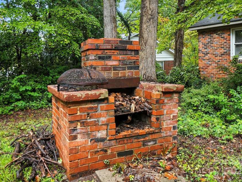 4044 Sheffield Drive, Charlotte, NC 28205.  MLS# CAR4291227, YatesRealty ID 32492. 