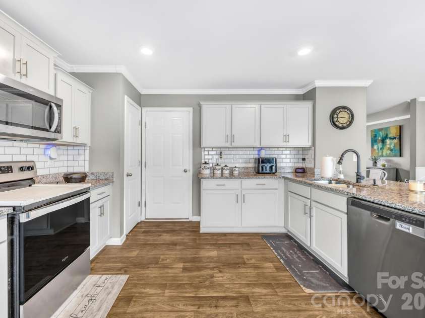 2611 Idared Drive, Dallas, NC 28034.  MLS# CAR4382685, YatesRealty ID 32493. Kitchen will all SS appliances,