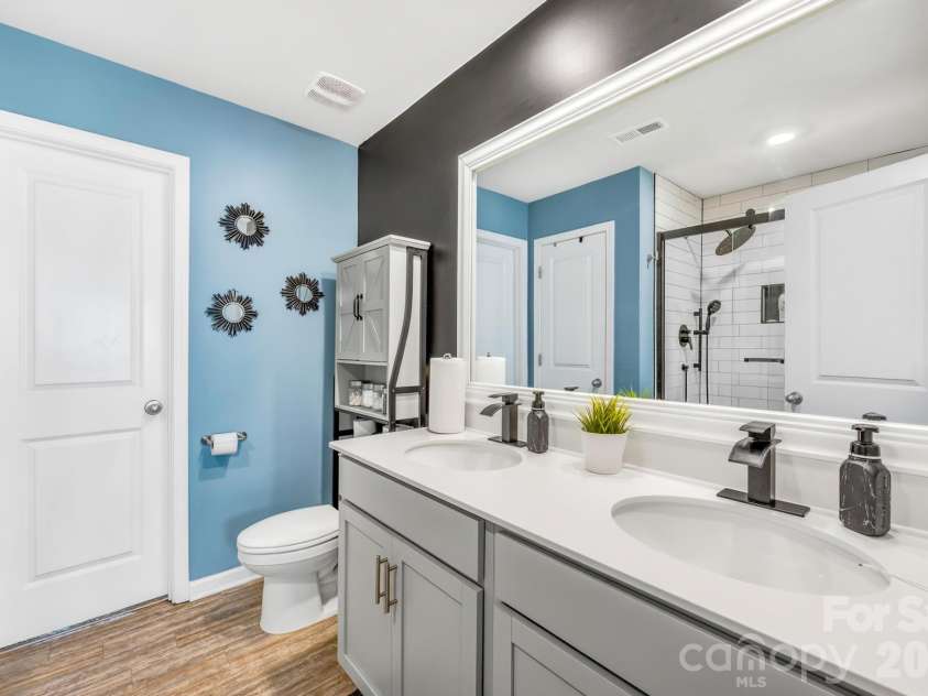 2611 Idared Drive, Dallas, NC 28034.  MLS# CAR4382685, YatesRealty ID 32493. Primary en suite bath & WIC