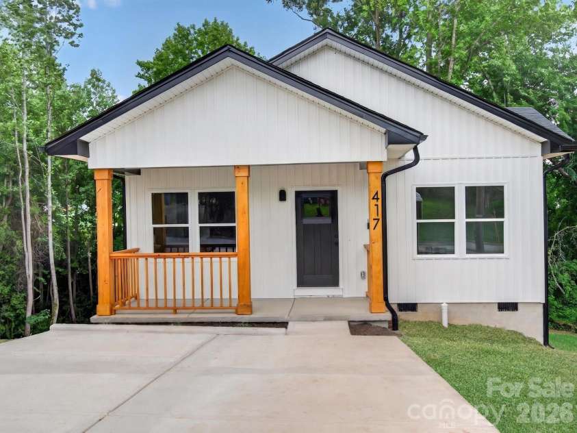 417 8th street Drive, Hickory, NC 28602.  MLS# CAR4393188, YatesRealty ID 32495. 