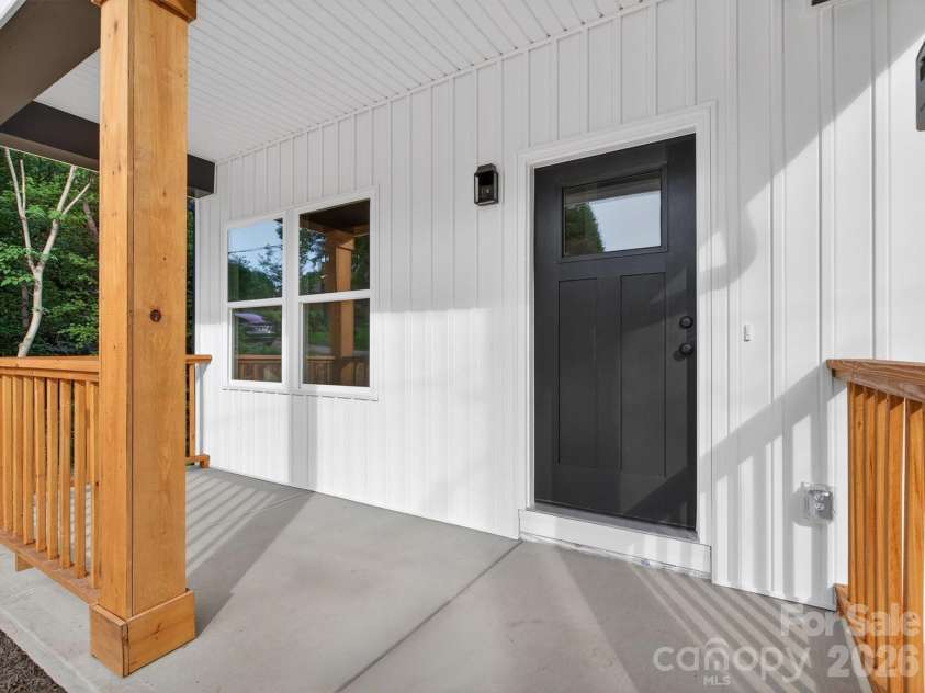 417 8th street Drive, Hickory, NC 28602.  MLS# CAR4393188, YatesRealty ID 32495. 