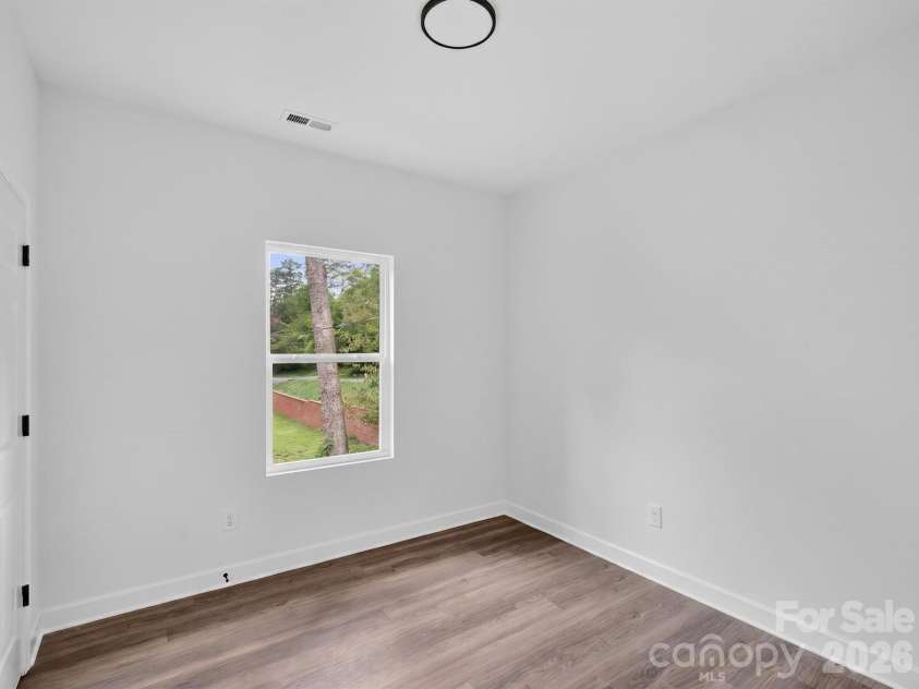 417 8th street Drive, Hickory, NC 28602.  MLS# CAR4393188, YatesRealty ID 32495. 