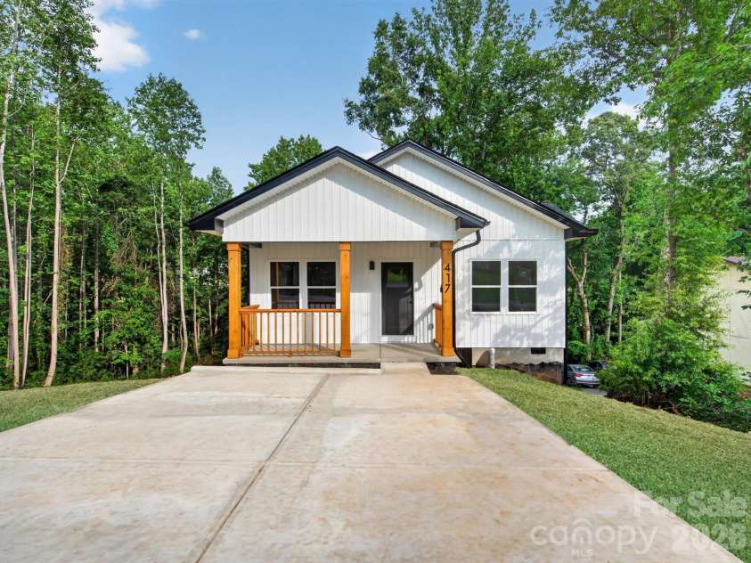 417 8th street Drive, Hickory, NC 28602.  MLS# CAR4393188, YatesRealty ID 32495. 