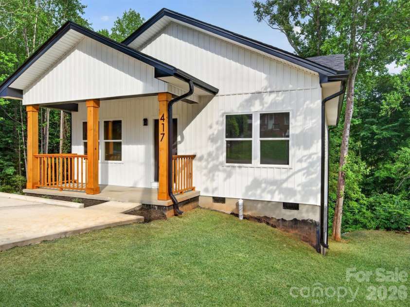 417 8th street Drive, Hickory, NC 28602.  MLS# CAR4393188, YatesRealty ID 32495. 