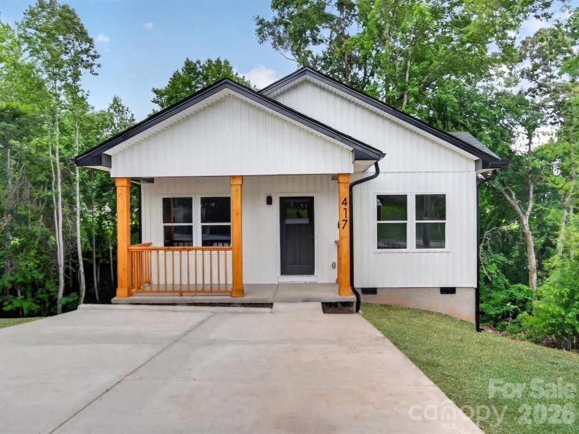 417 8th street Drive, Hickory, NC 28602.  MLS# CAR4393188, YatesRealty ID 32495. 