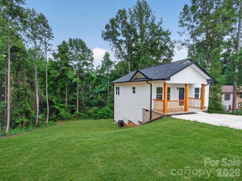 417 8th street Drive, Hickory, NC 28602.  MLS# CAR4393188, YatesRealty ID 32495. 