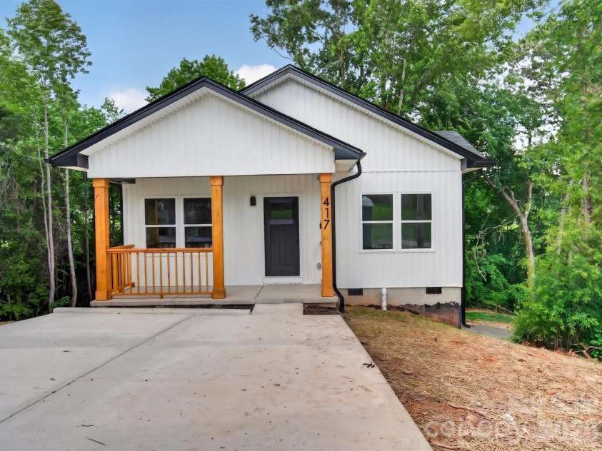 417 8th street Drive, Hickory, NC 28602.  MLS# CAR4393188, YatesRealty ID 32495. 