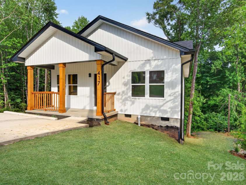 417 8th street Drive, Hickory, NC 28602.  MLS# CAR4393188, YatesRealty ID 32495. 