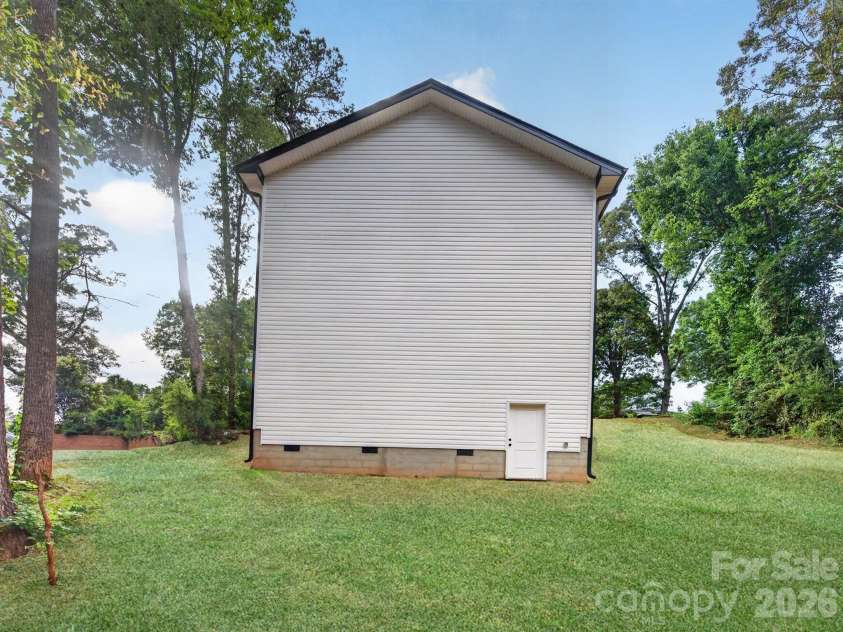 417 8th street Drive, Hickory, NC 28602.  MLS# CAR4393188, YatesRealty ID 32495. 