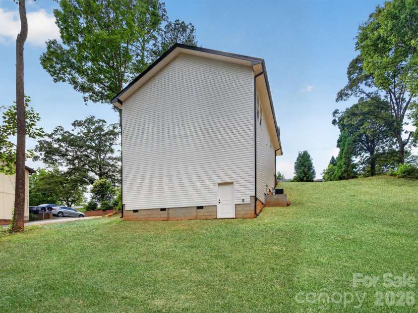 417 8th street Drive, Hickory, NC 28602.  MLS# CAR4393188, YatesRealty ID 32495. 