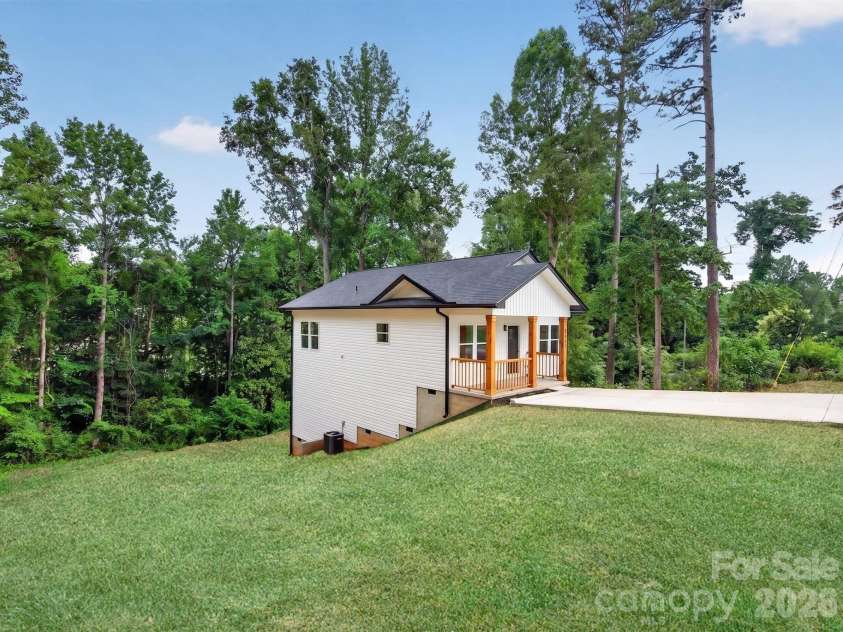 417 8th street Drive, Hickory, NC 28602.  MLS# CAR4393188, YatesRealty ID 32495. 